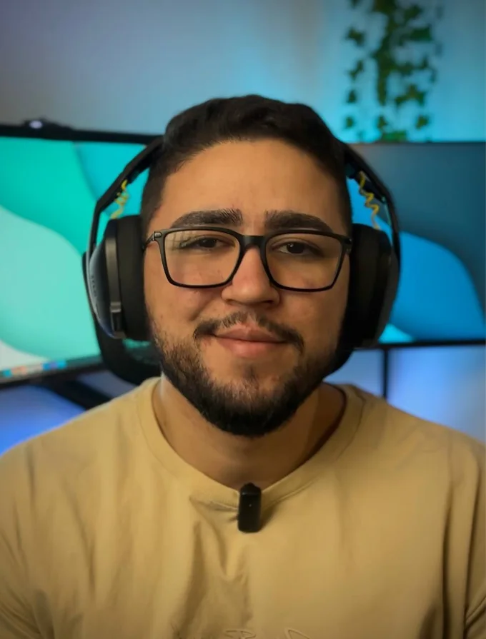 Christian de óculos e fone em seu setup