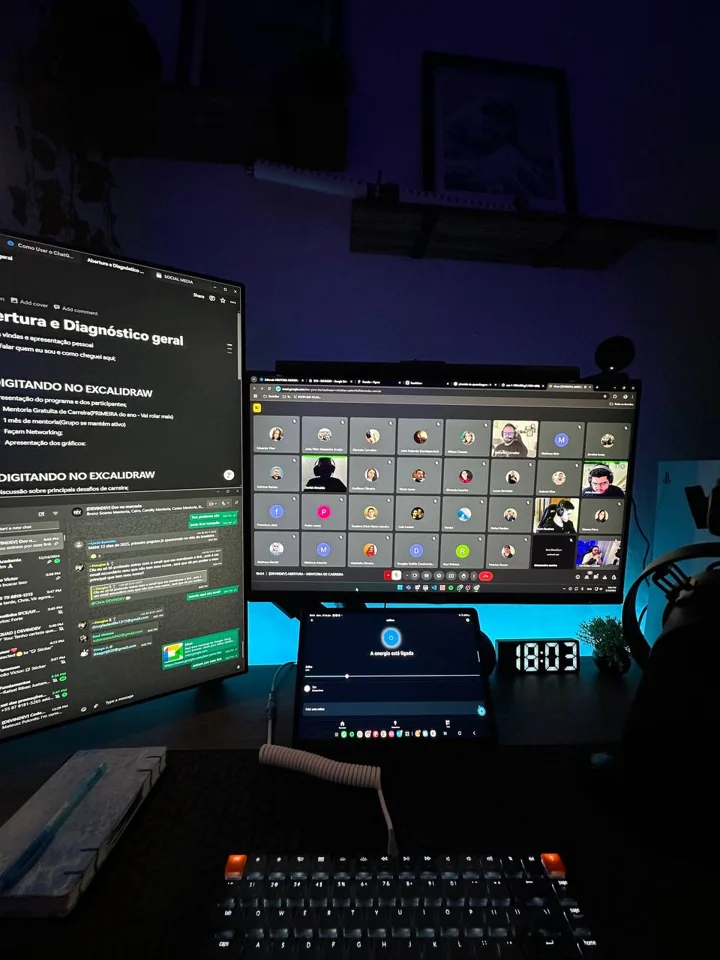 Setup de Christian durante uma mentoria online com participantes em videochamada