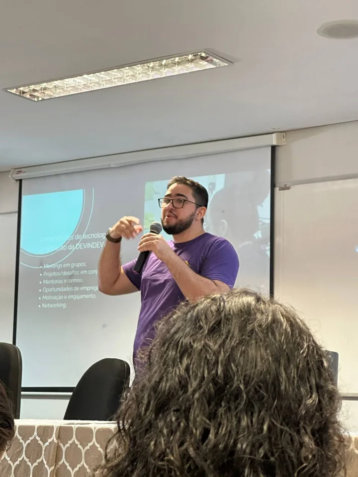 Christian falando ao microfone em um encontro sobre tecnologia